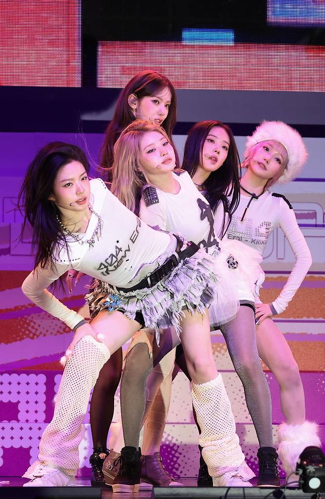 열정적인 무대 선보이는 키키     (서울=연합뉴스) 이재희 기자 = 그룹 키키(KiiiKiii)가 26일 서울 광진구 예스24라이브홀에서 열린 두 번째 미니앨범 ＇델룰루 팩＇(Delulu Pack) 언론 공개회에서 타이틀 곡 ‘404(뉴 에라)’ 무대를 선보이고 있다. 2026.1.26     scape@yna.co.kr (끝)   <저작권자(c) 연합뉴스, 무단 전재-재배포, AI 학습 및 활용 금지>