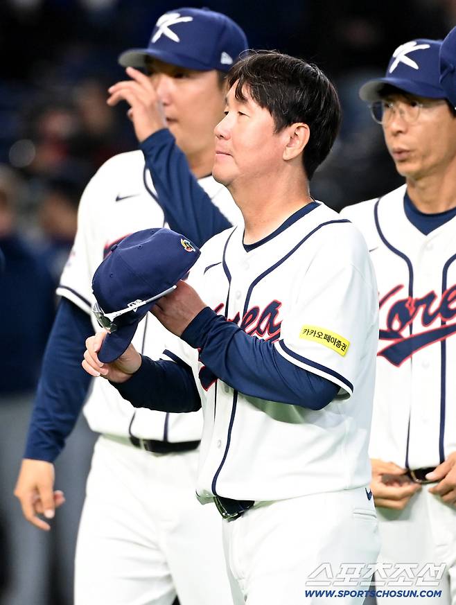 5일 일본 도쿄돔에서 열린 WBC(월드베이스볼클래식) 한국과 체코의 경기. 한국이 11대4로 승리했다. 승리의 기쁨을 나누는 류지현 감독과 소형준의 모습. 도쿄(일본)=허상욱 기자wook@sportschosun.com/2026.03.05/