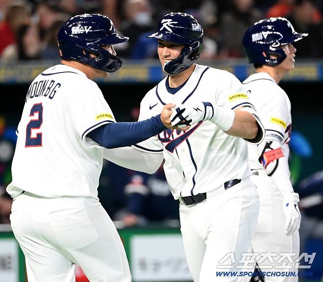 5일 일본 도쿄돔에서 열린 WBC(월드베이스볼클래식) 한국과 체코의 경기. 5회말 1사 1루 위트컴이 2점홈런을 치고 문보경과 기뻐하고 있다. 도쿄(일본)=허상욱 기자wook@sportschosun.com/2026.03.05/