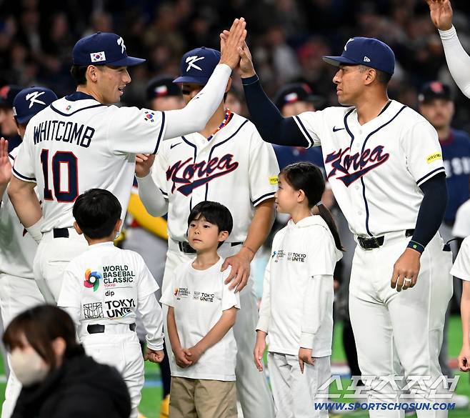 5일 일본 도쿄돔에서 열린 WBC(월드베이스볼클래식) 한국과 체코의 경기. 선수 소개때 셰이 위트컴과 자마이 존스가 하이파이브를 하고 있다. 도쿄(일본)=허상욱 기자wook@sportschosun.com/2026.03.05/
