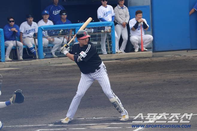 LG 트윈스 이재원이 5일 삼성 라이온즈와의 연습경기서 타격하고 있다. 사진제공=LG 트윈스