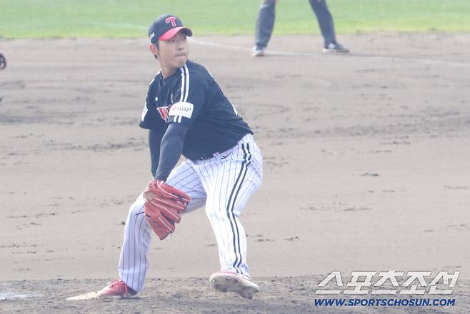 LG 트윈스 우강훈이 5일 삼성 라이온즈와의 연습경기서 역투하고 있다. 사진제공=LG 트윈스