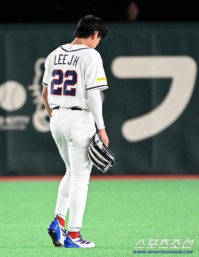 5일 일본 도쿄돔에서 열린 WBC(월드베이스볼클래식) 한국과 체코의 경기. 4회초 1사 2루 중견수 이정후가 멘시크의 안타때 홈 송구를 뿌린 뒤 발목을 돌려보고 있다. 도쿄(일본)=허상욱 기자wook@sportschosun.com/2026.03.05/