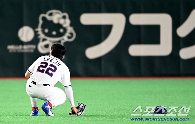 5일 일본 도쿄돔에서 열린 WBC(월드베이스볼클래식) 한국과 체코의 경기. 4회초 1사 2루 중견수 이정후가 멘시크의 안타때 홈 송구를 뿌린 뒤 발목을 점검하고 있다. 도쿄(일본)=허상욱 기자wook@sportschosun.com/2026.03.05/
