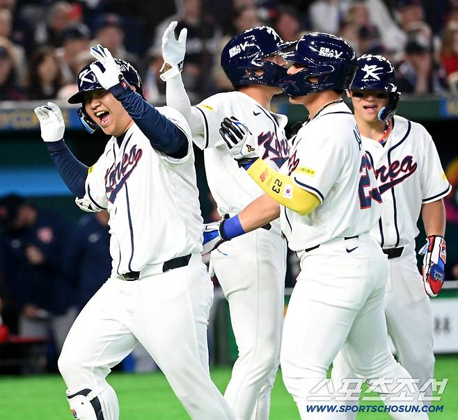 5일 일본 도쿄돔에서 열린 WBC(월드베이스볼클래식) 한국과 체코의 경기. 1회말 1사 만루 문보경이 선제 만루홈런을 치고 기쁨을 나누고 있다. 도쿄(일본)=허상욱 기자wook@sportschosun.com/2026.03.05/