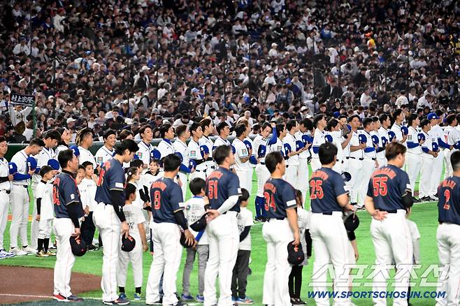 6일 일본 도쿄돔에서 열린 WBC(월드베이스볼클래식) 일본과 대만의 경기. 경기 전 양 팀 선수단이 국민의례를 하고 있다. 도쿄(일본)=허상욱 기자wook@sportschosun.com/2026.03.06/