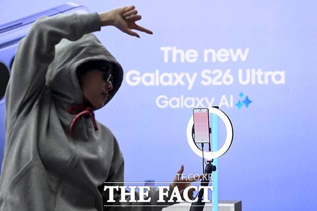 지난달 26일 서울 종로구 KT광화문 빌딩 웨스트에 있는 KT 대리점에서 직원이 삼성전자 '갤럭시S26' 시리즈를 소개하고 있다. /서예원 기자