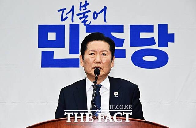 정청래 더불어민주당 대표는 6일 전남 영광군 농협에서 열린 현장최고위원회의에서 "범죄 행위에 가담한 검사들은 모두 감방으로 보내겠다"고 비판했다. 사진은 의원총회에 참석해 모두발언을 하고 있는 정 대표. /배정한 기자