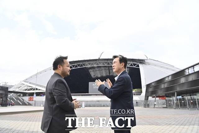 김태흠 충남도지사(오른쪽)가 5일 싱가포르 스포츠 허브를 방문해 싱가포르 국립경기장 앞에서 현지 관계자와 대화를 나누고 있다. /충남도