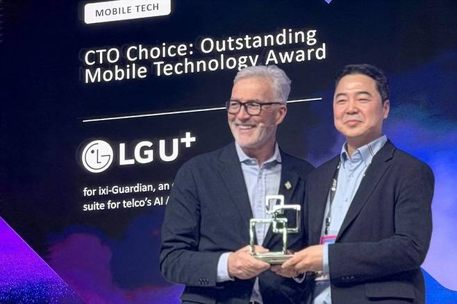 LG유플러스가 세계이동통신사업자연합회(GSMA) 글로벌 모바일 어워드(GLOMO)26에서 대상격인 ‘최고기술책임자(CTO) 초이스’를 포함한 3개 부문을 동시 수상했다. 이상엽 LG유플러스 CTO(오른쪽)가 숀 콜린스 GLOMO 심사위원장으로부터 CTO 초이스를 수상하는 모습.