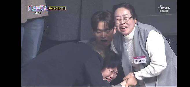 미스트롯4 진 이소나의 호명에 이소나와 함께 오열하는 이소나 가족들, 그의 어머니와 어머니의 손을 꼭 잡으며 보살피던 이소나의 남편, 이소나 큰어머니가 카메라 화면에 잡혔다/TV조선 캡쳐