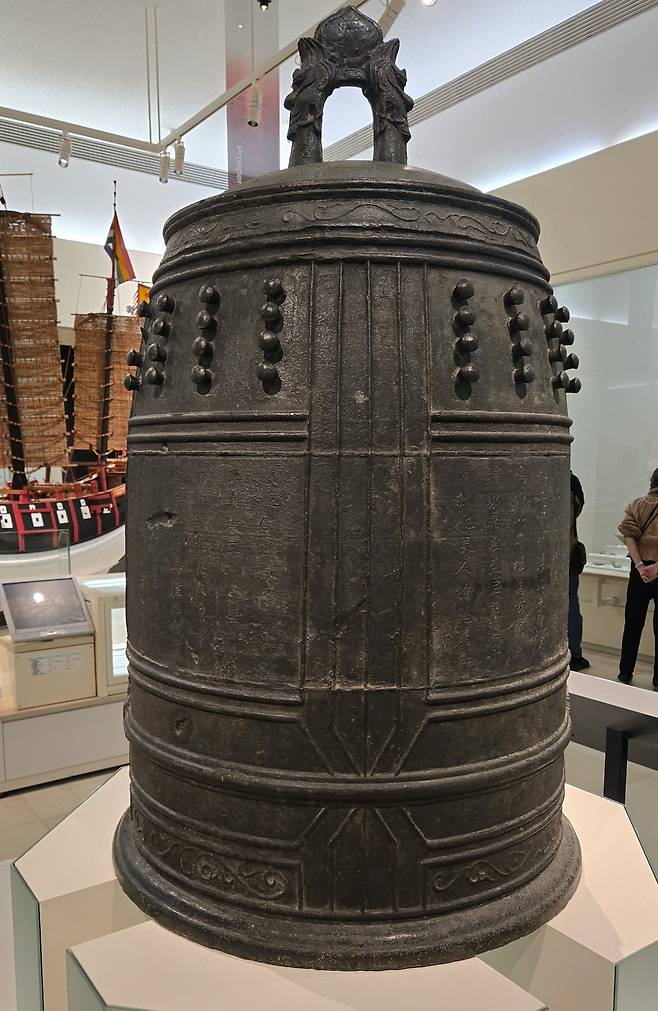 오키나와현립박물관 상설전시실에서 전시 중인 '만국진량의 종' 진품. /나하=유석재 기자