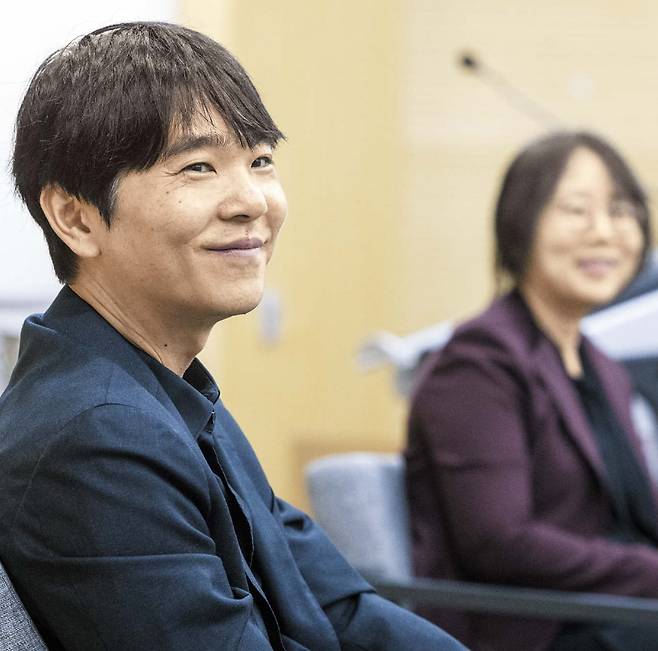 5일 오후 서울대 관악캠퍼스 자연과학대학 강의동에서 이세돌(왼쪽) 전 바둑기사가 석차옥 서울대 화학부 교수와 알파고 대국 10년을 기념해 특별 대담을 하고 있다. /사진=김지호 기자