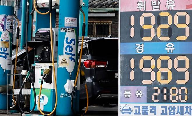 서울 평균 휘발유 가격이 리터당 1900원을 넘는 등 상승 흐름이 이어지는 6일 서울 시내 한 주유소에 유가 정보가 표시돼 있다.ⓒ뉴시스