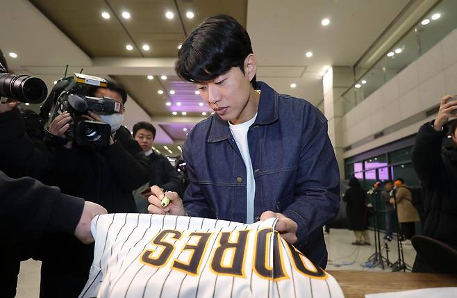 미국프로야구 메이저리그 샌디에이고와 계약을 마친 송성문이 지난해 12월 23일 인천국제공항 제1터미널을 통해 귀국해 팬에게 사인을 해주고 있다. 인천=뉴시스