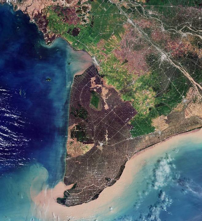 유럽우주국(ESA) 위성 '센티넬-2(Sentinel-2)'가 지난해 2월 촬영한 베트남 메콩강 삼각주. 연구팀은 메콩강 삼각주 현장 조사를 계기로 해수면 기준 산정의 문제를 처음 인식했다. ESA 제공