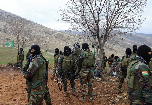 지난 2월 12일 이라크 아르빌 외곽의 한 기지에서 이란계 쿠르드족 정당인 쿠르드자유당(PAK) 소속 전사들이 훈련하는 모습 [로이터=연합뉴스]