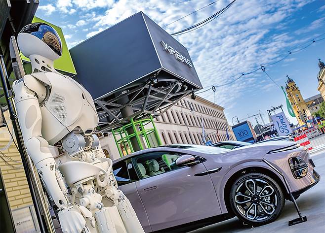 신딩캐피털이 초기 투자에 참여한 ‘중국판 테슬라’ 샤오펑(Xpeng). 지난해 연말 공개한 휴머노이드(사진 왼쪽)의 걸음걸이가 지나치게 자연스러워 사람이 아니냐는 의혹까지 받았다. /셔터스톡