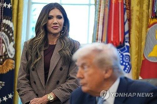 도널드 트럼프 미국 대통령은 5일(현지시간) 크리스티 놈(왼쪽) 국토안보부 장관을 경질했다. 사진=연합뉴스