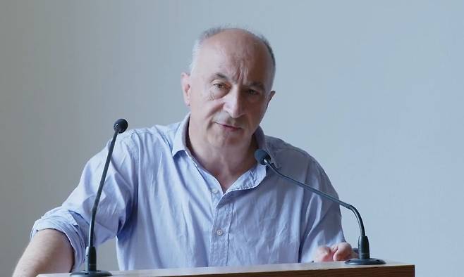 2025년 6월 국제 콘퍼런스인 ‘아인슈타인 포럼’에서 ‘문학 비평의 실천에 관한 고찰’이란 주제로 연설하는 제임스 우드(61). 그는 비평가로서 하버드 대학에서 문학비평 실무 교수로 학생들을 가르치고 있다. 아인슈타인 포럼 유튜브 갈무리