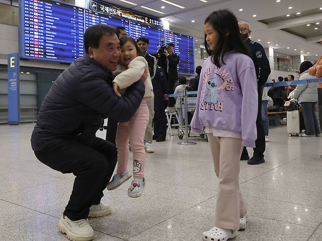 미국·이스라엘과 이란의 전쟁 발발 뒤 처음으로 두바이발 직항 민항기가 인천국제공항에 도착한 6일 가족을 마중 나온 한 시민이 손녀를 안고 있다. 김혜윤 기자 unique@hani.co.kr