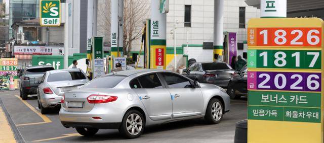 미국·이란 전쟁으로 국제유가 변동성이 커진 5일 서울의 한 주유소에 유종별 가격이 표시돼 있다. 오피넷에 따르면 이날 오전 10시 기준 전국 평균 리터당 휘발유 가격은 전날보다 29.6원 오른 1,807.1원으로 집계됐다. 뉴시스