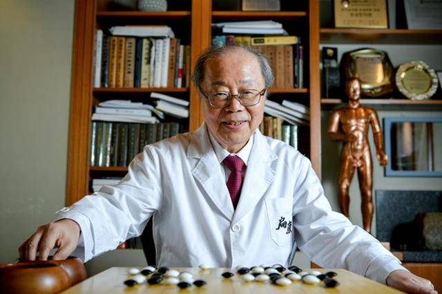 서효석 편강한의원 원장이 지난달 25일 서울 서초구 편강한의원에서 한국일보와 인터뷰를 하고 있다. 21일 브라질 상파울루에서 루이스 이나시우 룰라 다시우바 대통령 이름을 건 바둑대회를 개최한다는 그는 "힘 닿는 한 바둑을 후원할 것"이라고 말했다. 임지훈 인턴기자