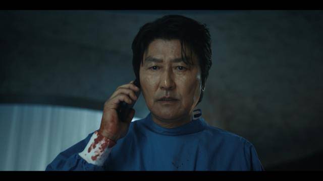 '성난 사람들' 시즌2가 내달 16일 공개를 앞두고 윤여정과 송강호의 스틸컷이 공개됐다. 넷플릭스 제공