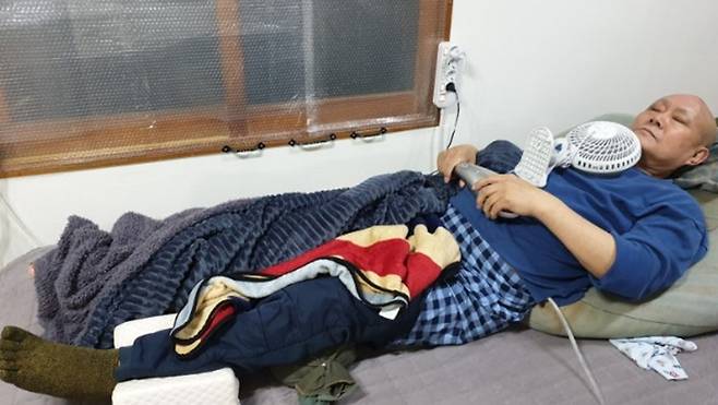 신경계 이상으로 체온 조절 능력이 떨어져 마비된 두 다리는 얼음장처럼 차갑고, 마비되지 않은 가슴 윗부분은 견디기 힘들 정도로 뜨거워 이명식씨는 큰 고통을 겪고 있다./사진=이명식씨 제공