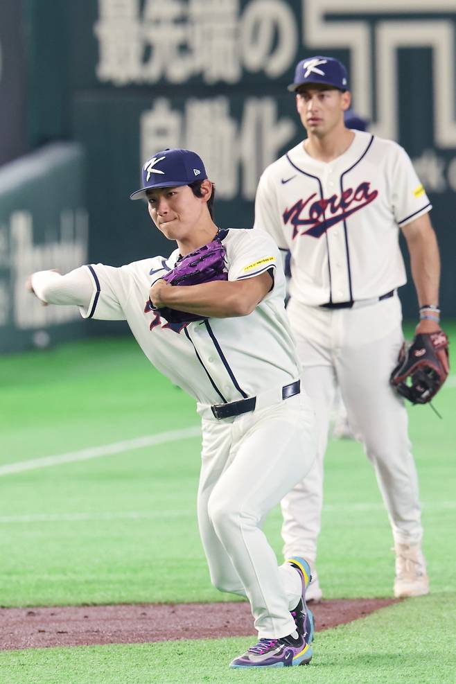 <yonhap photo-4698="">월드베이스볼클래식(WBC) 개막을 하루 앞둔 4일 일본 도쿄돔에서 한국 대표팀 김도영과 셰이 위트컴이 훈련하고 있다. 2026.3.4 [연합뉴스]</yonhap>