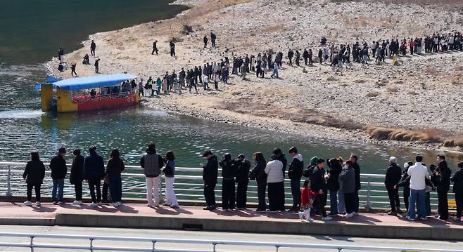 <yonhap photo-4734=""> '왕사남' 흥행에 영월 청령포 방문객 급증 (영월=연합뉴스) 1천만 관객 돌파를 눈앞에 둔 영화 '왕과 사는 남자'의 흥행에 힘입어 조선 제6대 임금 단종의 유배지인 청령포를 찾는 방문객의 발길도 줄을 잇고 있다. 2026.3.3 [영월군 제공.재판매 및 DB 금지] /2026-03-03 16:39:14/ <저작권자 ⓒ ㈜연합뉴스. 무단 전재 재배포 금지, AI 학습 및 활용 금지></yonhap>