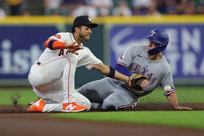 <yonhap photo-4650=""> HOUSTON, TEXAS - SEPTEMBER 17: Wyatt Langford #36 of the Texas Rangers steals second base against Jeremy Pe?a #3 of the Houston Astros during the first inning at Daikin Park on September 17, 2025 in Houston, Texas. Alex Slitz/Getty Images/AFP (Photo by Alex Slitz / GETTY IMAGES NORTH AMERICA / Getty Images via AFP)/2025-09-18 10:12:44/ <저작권자 ⓒ 1980~2025 ㈜연합뉴스. 무단 전재 재배포 금지, AI 학습 및 활용 금지></yonhap>