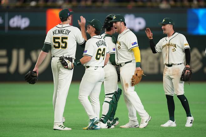 <yonhap photo-5599=""> Australia's pitcher Jon Kennedy, left, celebrates with teammates after they won the game against Taiwan at a World Baseball Classic game in Tokyo, Thursday, March 5, 2026. (AP Photo/Hiro Komae)/2026-03-05 14:59:57/ <저작권자 ⓒ 1980~2026 ㈜연합뉴스. 무단 전재 재배포 금지, AI 학습 및 활용 금지></yonhap>