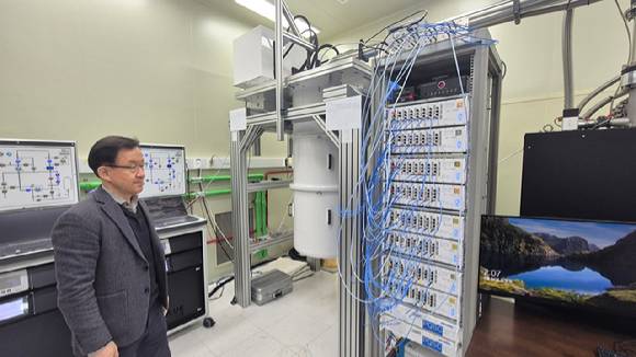 이용호 한국표준과학연구원 단장이 양자컴퓨터에 대해 설명하고 있다. [사진=정종오 기자]