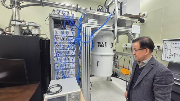 블루포스는 초전도 양자컴퓨터에 필요한 냉각기를 만든다. 이용호 단장 뒤로 블루포스의 냉각기가 보인다. 우리나라도 최근 1호 냉각기를 만든 것으로 알려져 있다. [사진=정종오 기자]