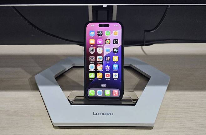 모바일 기기 거치대도 기본 탑재했다 / 출처=IT동아