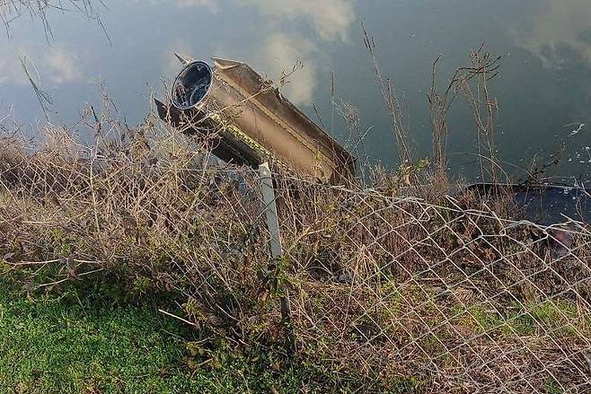 4일(현지시간) 튀르키예 남부 하타이주 되르티올에 이란이 발사한 것으로 추정되는 탄도미사일을 격추한 나토 요격 미사일의 파편이 땅에 떨어져 있다. 로이터=연합뉴스