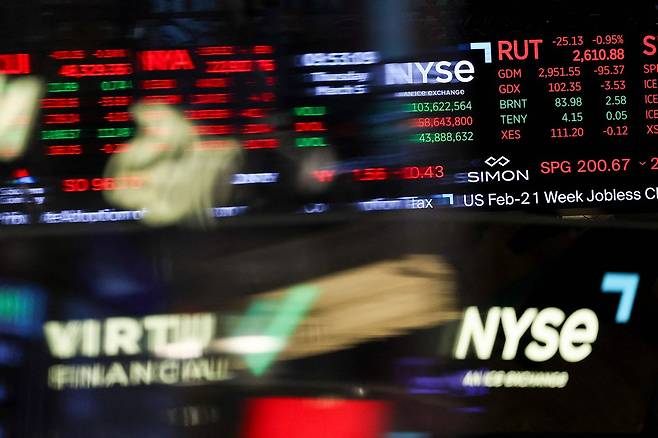 5일(현지시간) 뉴욕증권거래소 전광판. AFP=연합뉴스