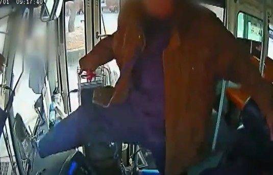 버스 안에서 착석을 요구한 운전기사를 폭행한 60대 남성이 구속됐다. 사진은 사건 당일 버스 내부 폐쇄회로(CC)TV 화면. 사진 KBS 뉴스 캡처