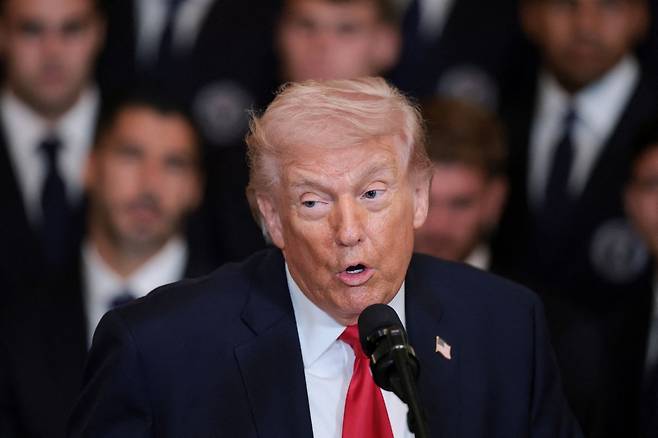 도널드 트럼프 미국 대통령이 5일(현지시간) 워싱턴 DC 백악관에서 열린 미국 프로축구 메이저리그사커(MLS) 우승팀 인터 마이애미 선수단 초청 행사에서 연설하고 있다. 로이터=연합뉴스