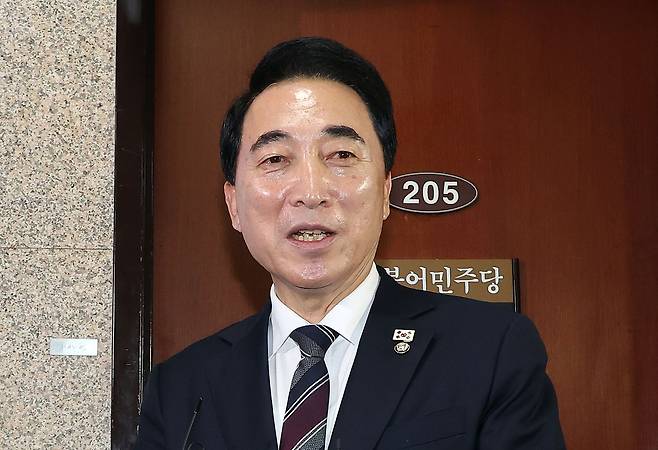 박수현 민주당 수석대변인이 5일 국회에서 충남지사 출마를 위해 수석대변인직을 사퇴한다고 밝히고 있다. 연합뉴스