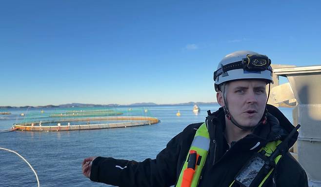 노르웨이 연어 양식장 매니저인 안드레가 양식 과정에 대해 설명하고 있다. 천권필 기자