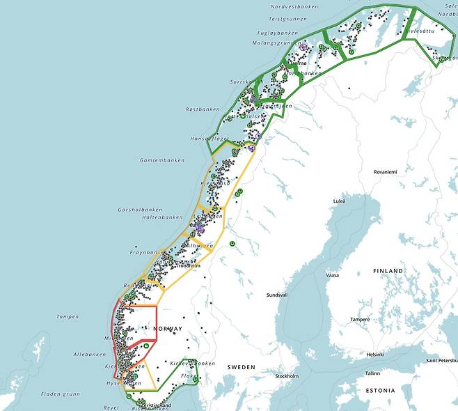 노르웨이의 연어 양식장 신호등 시스템. 13개 구역의 양식장(검은점) 환경을 평가해 빨간색으로 지정되면 생산량을 감축해야 한다. Barentswatch 홈페이지 캡쳐