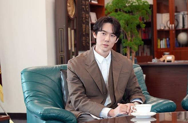 ▲배우 유연석(본명 안연석)이 모교인 세종대학교 특임교수로 부임한다. 세종대 총장실에서 진행된 차담회에 참석한 안연석 교수 모습