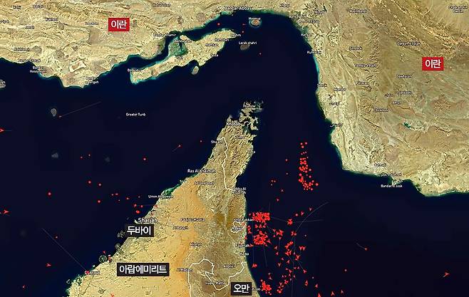 [마린트래픽닷컴 캡처] 호르무즈해협 현황/20260303/19:07/붉은색 표시는 유조선 현재위치를 나타냄. 화살표시는 운항중, 점 표시는 정박 중. [마린트래픽닷컴 캡처]