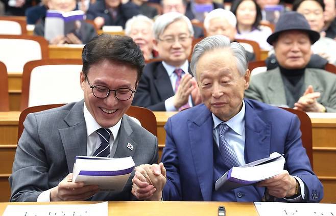 김민석 국무총리가 6일 서울 여의도 국회박물관에서 열린 권노갑 김대중재단 이사장의 ‘백인평전’ 출판기념회에서 대화하고 있다. 뉴스1