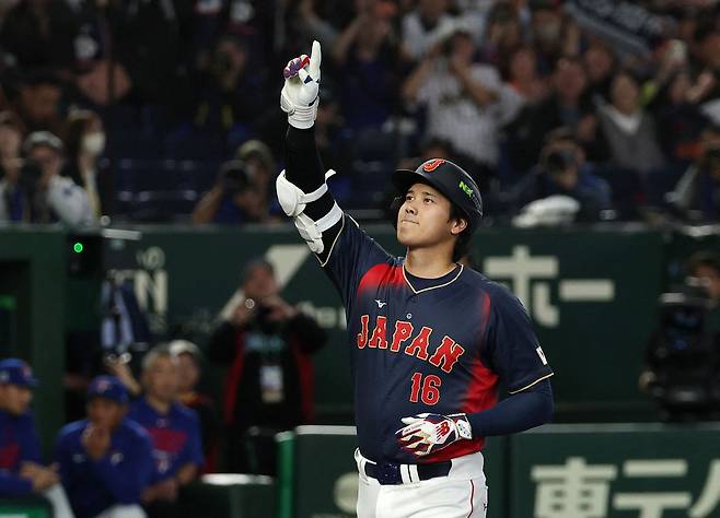 도쿄돔 구름관중 앞에서 홈런을 치며 활약한 오타니. 로이터=연합뉴스