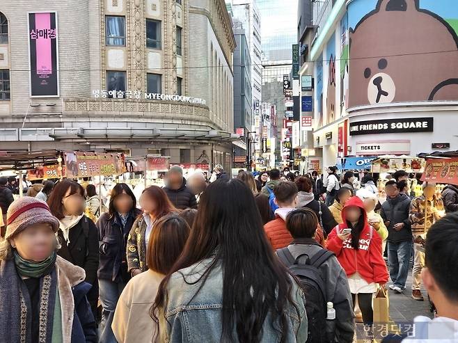 지난 3일 오후 5시경 서울 중구 명동거리에 외국인 관광객들이 지나다니고 있다. /사진=박수빈 기자