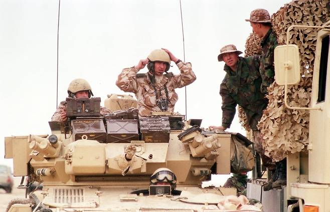 1991년 걸프전 당시 사우디아라비아 사막 한가운데서 다국적군 대원들이 장갑차 탄약을 받는 모습. (사진=연합뉴스)
