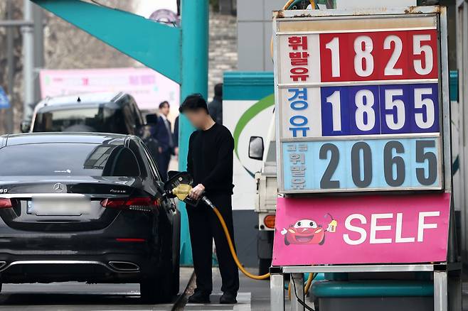 A gas station in Seoul sells gasoline at 1,825 won per liter on Friday. (Yonhap)